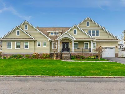 850 E Bay Drive, West Islip, NY, 11795