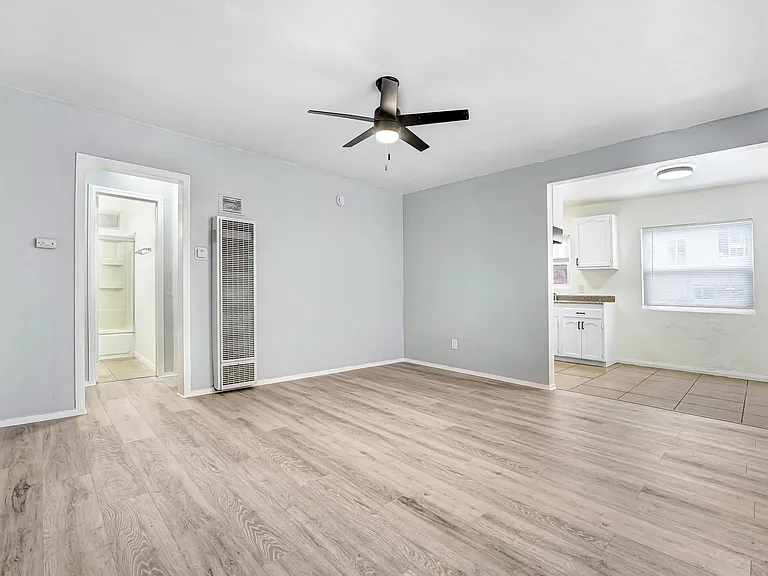 7411 S Figueroa St — Photo 1