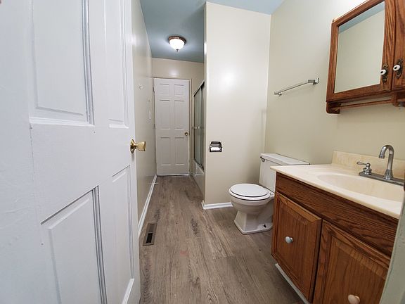 5th image of 1015 Oakwood Dr