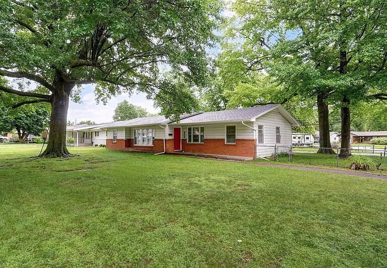 906 N Belview Ave — Photo 2