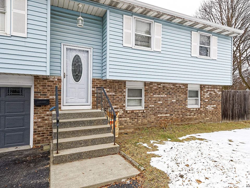1st image of 5 Tanguay Dr
