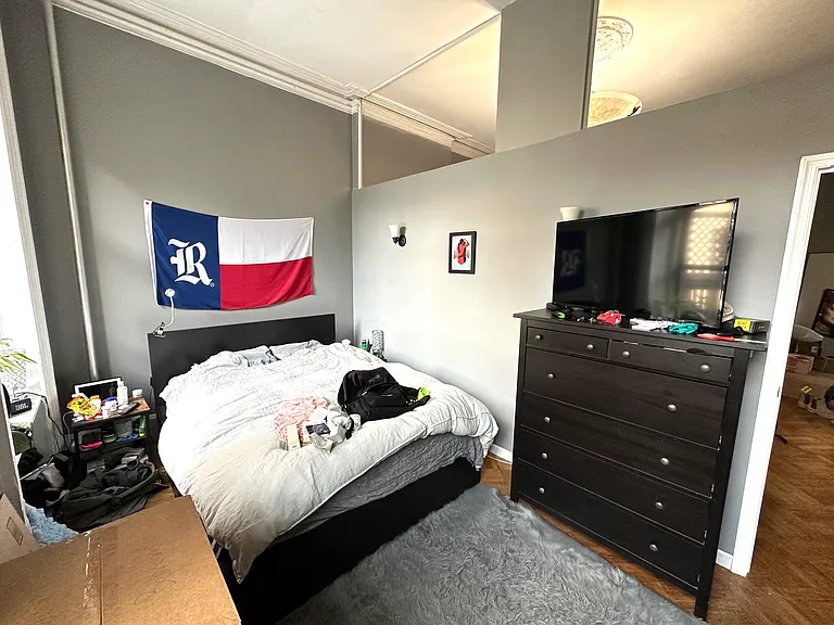 233 W 14th St #3R — Photo 10