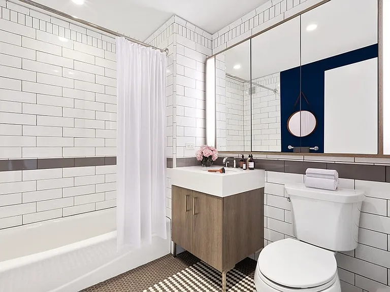 515 W 38th St #H16 — Photo 10