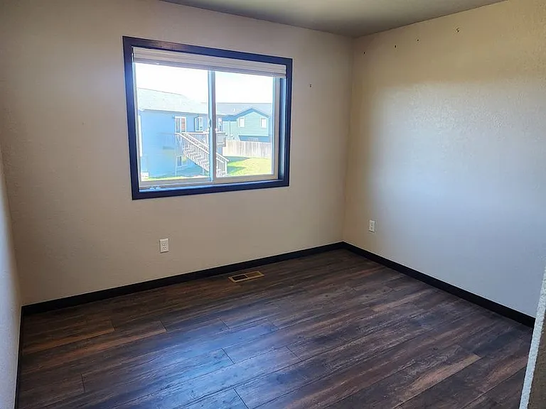 557 Mace Dr — Photo 6