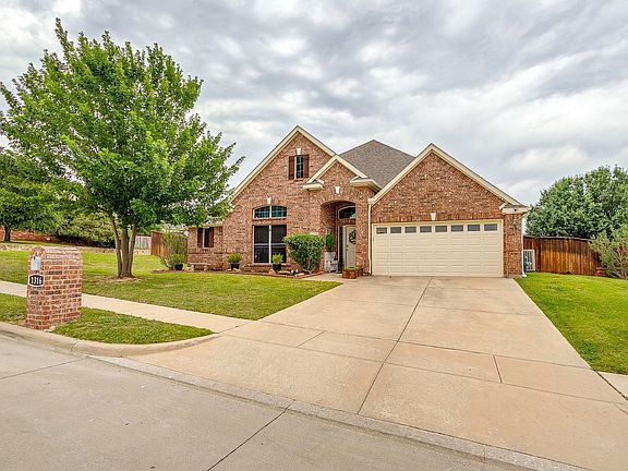 2nd image of 1316 Meadowlakes Dr