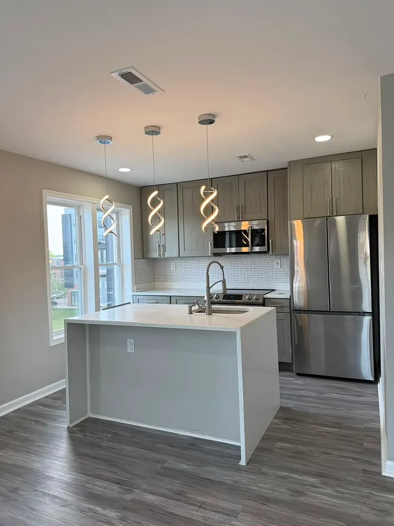 3 bed, 1000 sqft, $2,000 — Photo 1