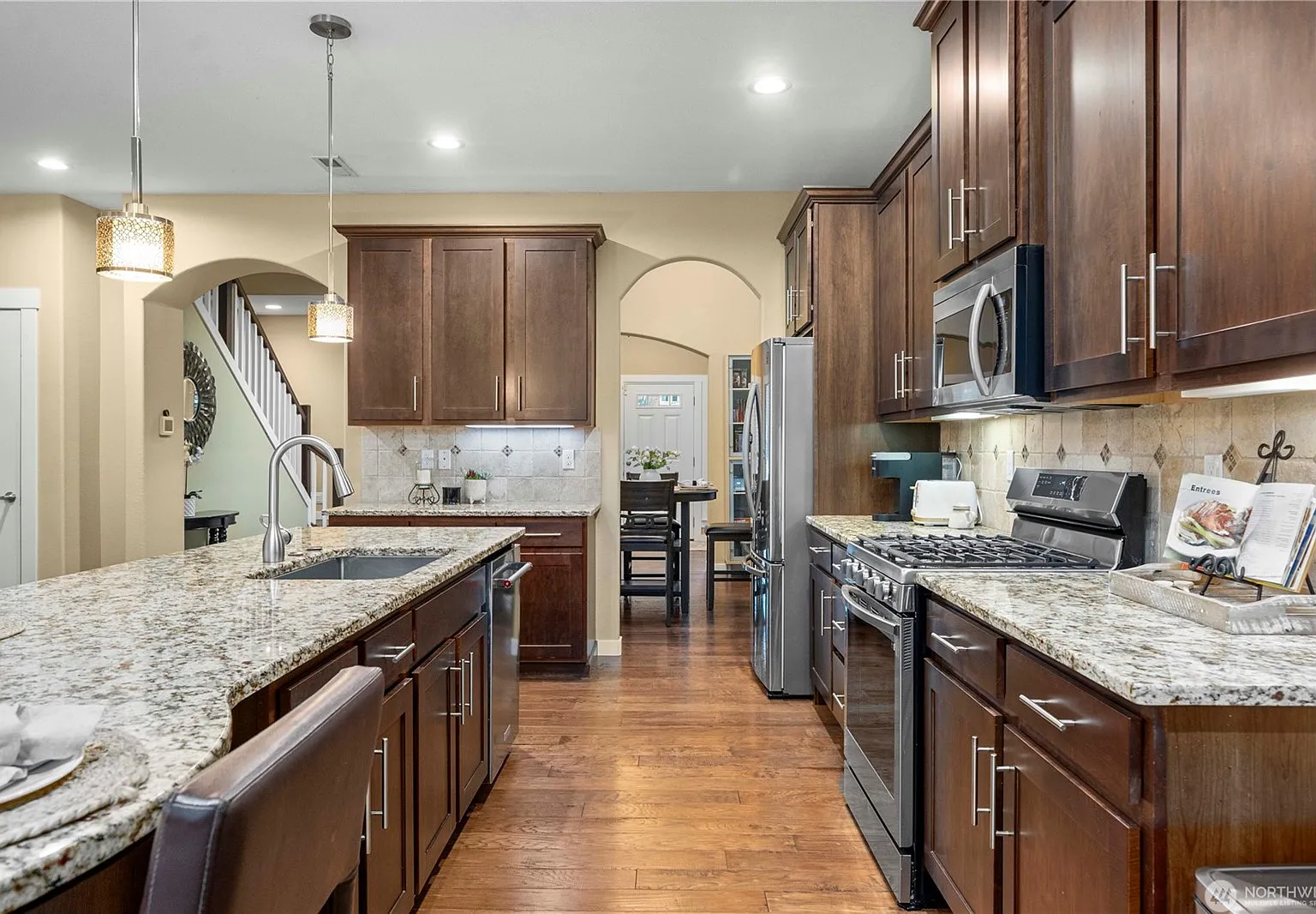 5 bed, 3050 sqft, $4,199 — Photo 2