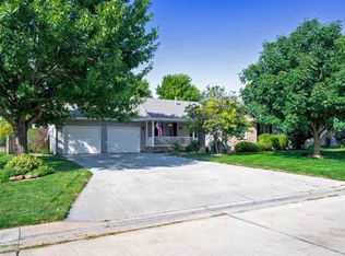 410 Rosewood Ct, Hesston, KS 67062
