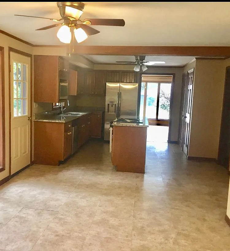 409 Castleton Ct — Photo 4