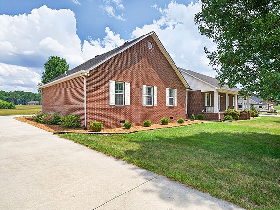 3rd image of 826 Boatman Rd