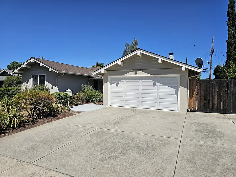 3432 Elaine Dr — Photo 2