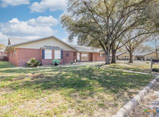 1413 Summit Dr, Gonzales, TX 78629