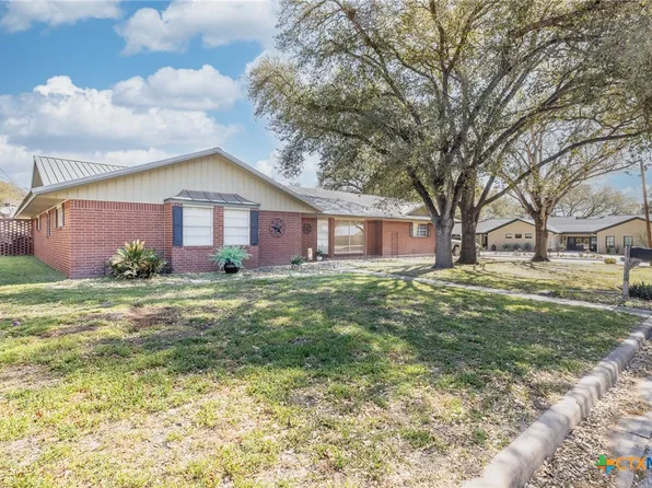 1413 Summit Dr, Gonzales, TX 78629