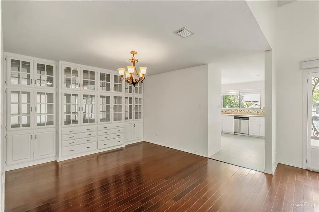 2 bed, 2.5 bath, 2100 sqft, $2,300 — Photo 4