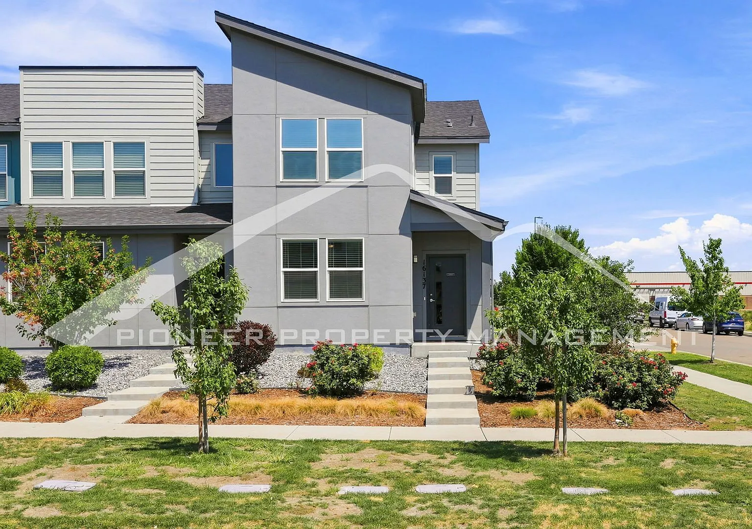 Spacious Townhouse with Central AC and 2-Car Garage — Photo 1