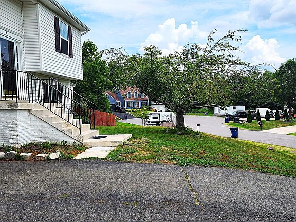 4th image of 8 Ontell Ct