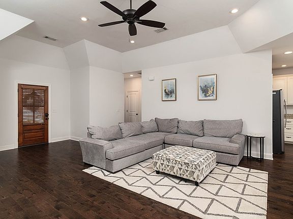 3rd image of 402 Oak Ridge Cv