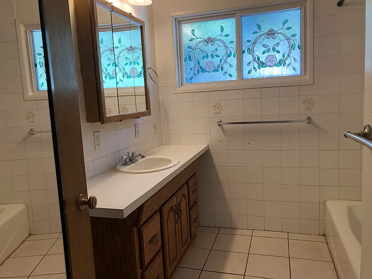 215 NW Webb St #UPPER — Photo 11