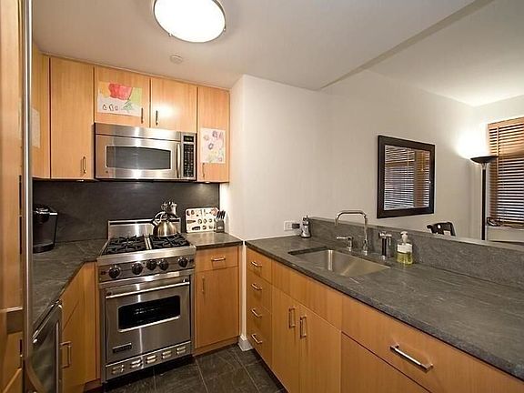 3rd image of 100 W 58th St APT 3A