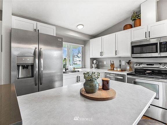 Updated kitchen with stainless steel appliances that stay!