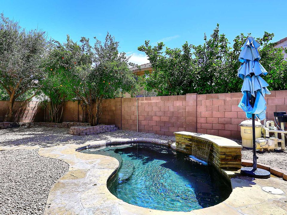Spool (heated/spa pool) easy yard maintenance