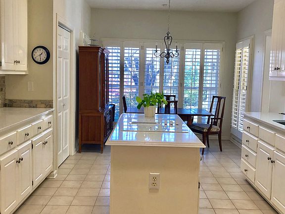 5th image of 223 Tanglewood Cir