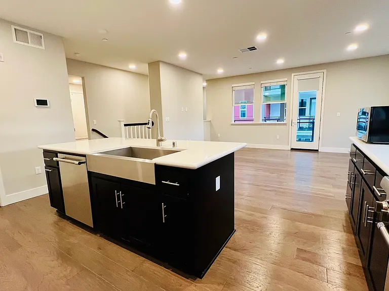 1490 Bond St — Photo 4