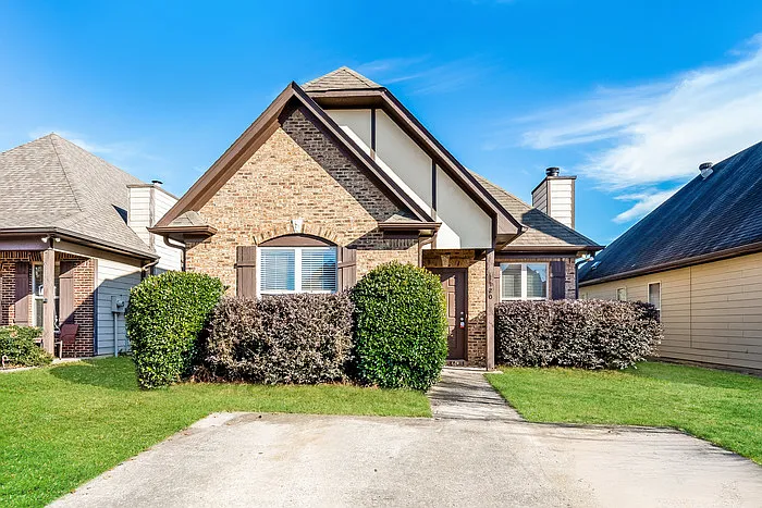 1120 Washington Dr — Photo 1