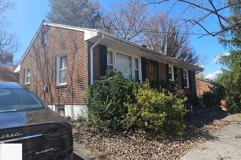 2nd image of 472 Cherryhill Rd NW