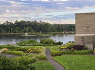 5624 S Riverside Ln, Portland, OR