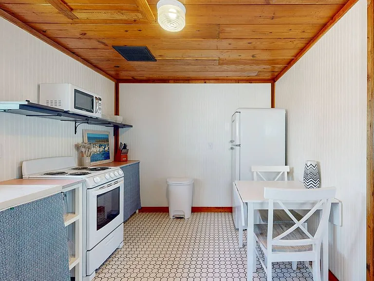 340 N Alister St — Photo 2