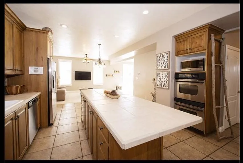 5 bed, 3.5 bath, 4058 sqft, $2,800 — Photo 2