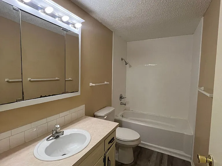 902 Evergreen St — Photo 15