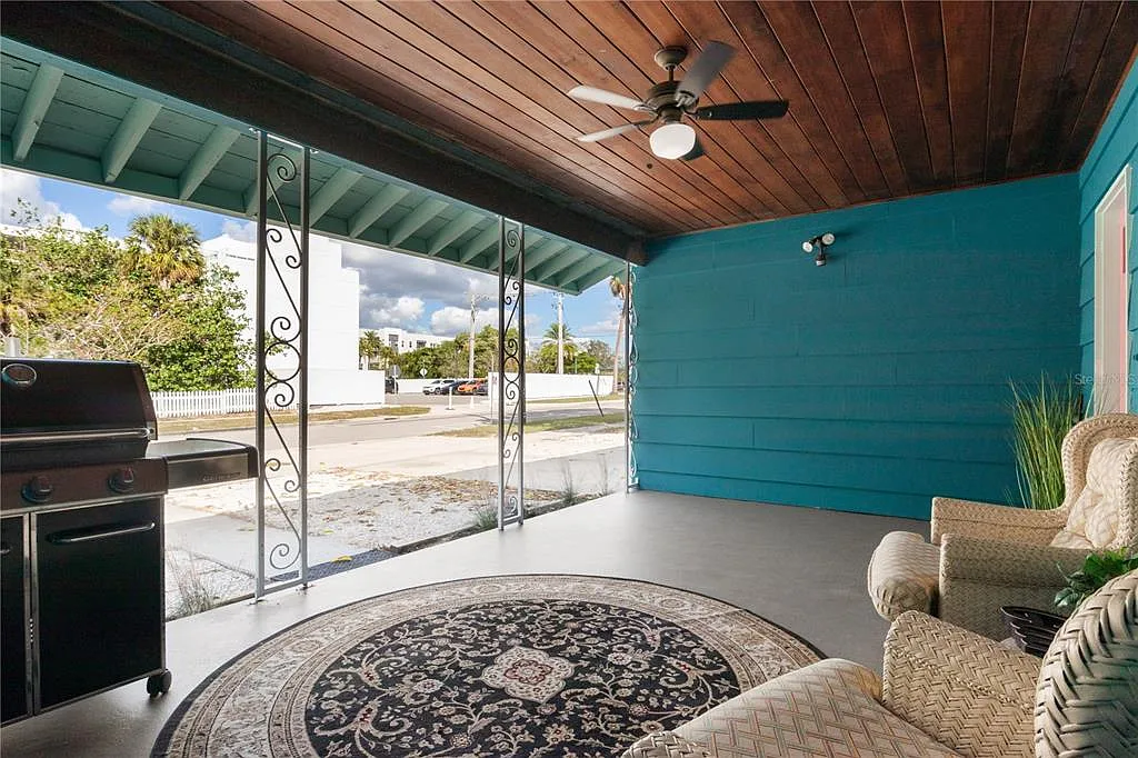 5 bed, 2.0 bath, 2100 sqft, $4,000 — Photo 2