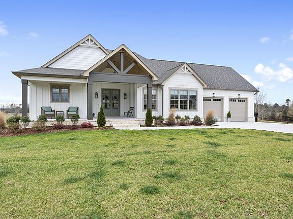 2nd image of 919 Equestrian Dr