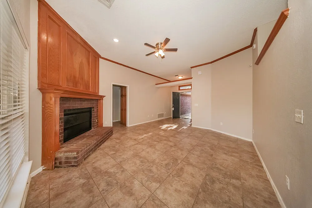 3 bed, 2.0 bath, 1269 sqft, $1,630 — Photo 4