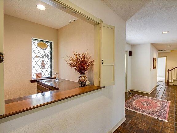 Butler's pantry & wetbar between living area and formal dining