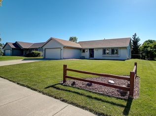 10450 S Bridgewater Dr, Oak Creek, WI 53154