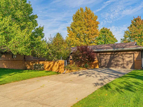 265 Crestwood Dr, Lincoln, IL 62656