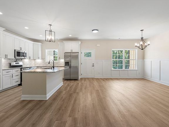 5th image of 101 Magnolia Ln