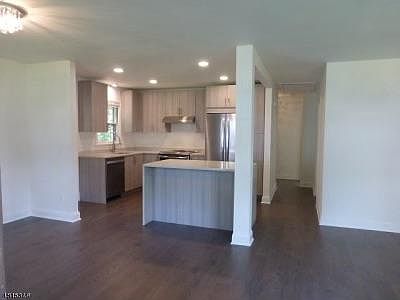 2nd image of 19 Hewetson Rd
