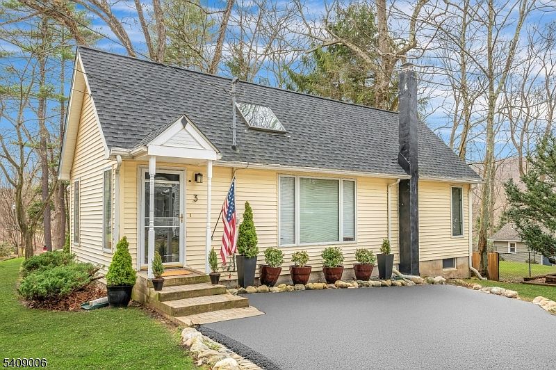 1st image of 3 Redmans Dr