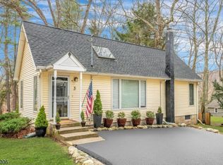 3 Redmans Dr, Oak Ridge, NJ 07438