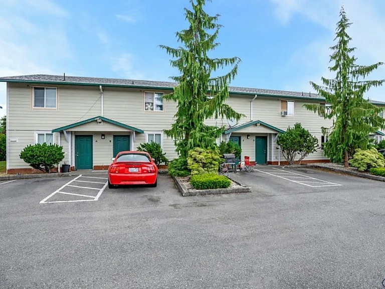 Village Glen Apartments — Photo 2