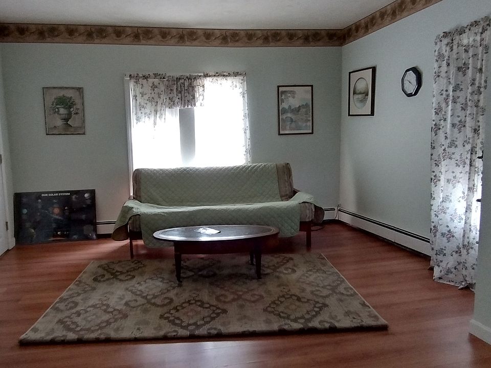 2nd fl. family room adjoins kitchen.