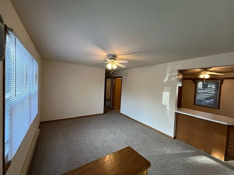 891 Parkview Dr — Photo 2
