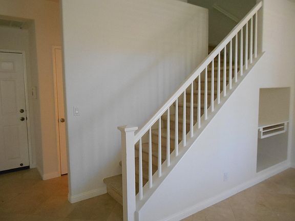 4th image of 12 Picket Ln