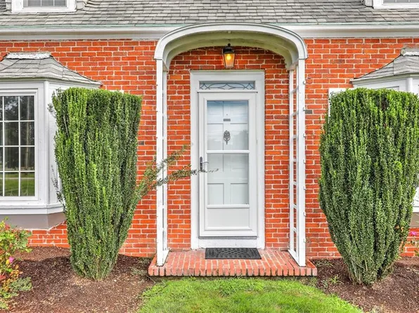 555 Scituate Ave, Cranston, RI 02921