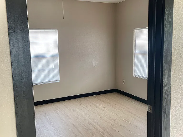 705 E Fay St — Photo 8