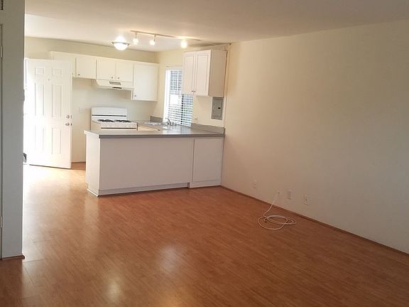 3rd image of 3030 Waverly Dr APT 09